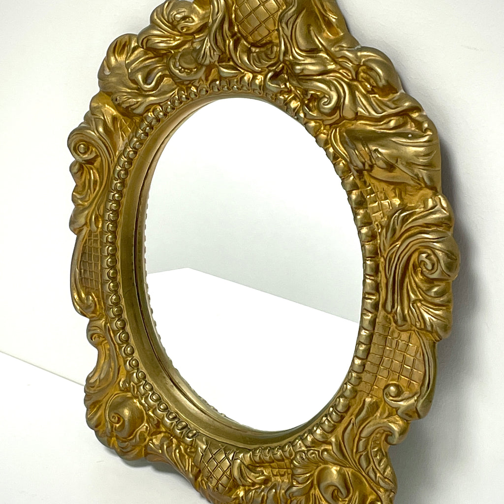 Spegel i guldfärg